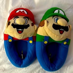 Super Mario slippers, kids’ size M (13-1)